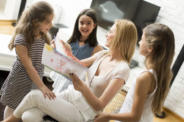 Mãe com filhas em casa — Fotografia de Stock