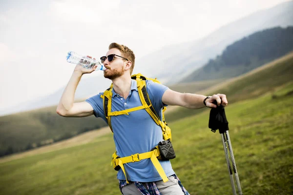 Young man hiking — Stock Photo, Image