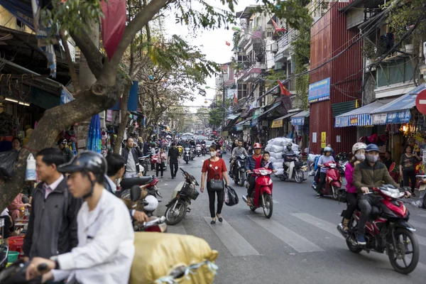 Människor på gatan i Hanoi — Stockfoto