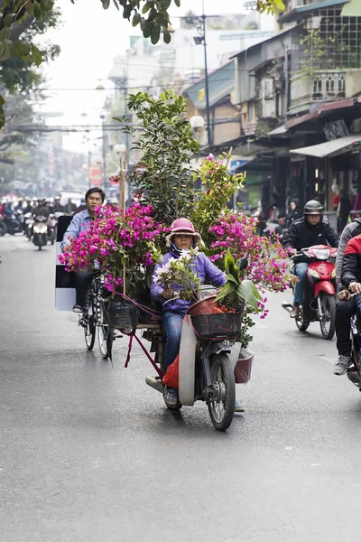 Gente en la calle de Hanoi —  Fotos de Stock