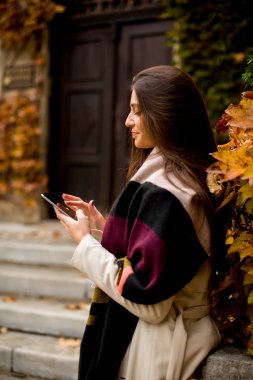 Telefon ve açık kahve kadın ile