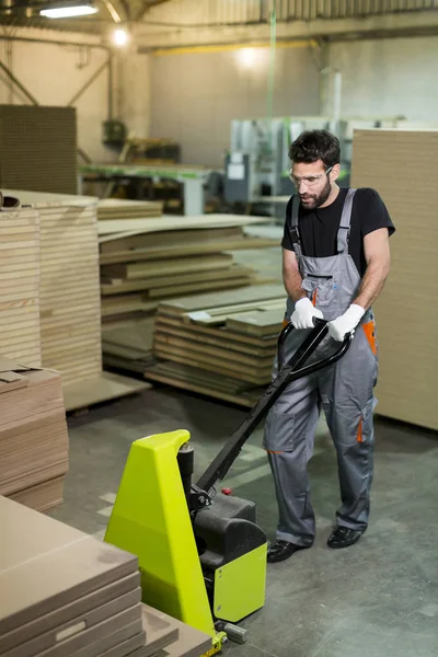 Man aan het werk in de hout fabriek — Stockfoto