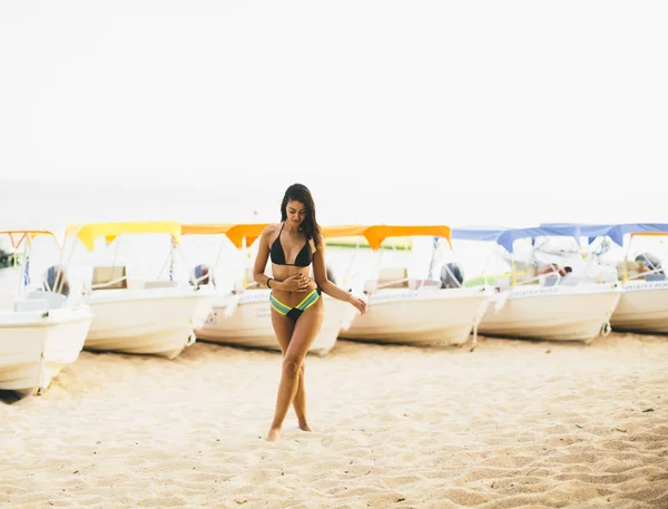 Chica joven y deportiva en una playa — Foto de Stock