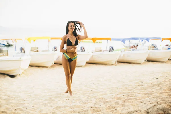 Menina jovem e desportiva em uma praia — Fotografia de Stock
