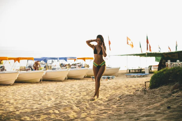 Молодая и спортивная девушка на пляже — стоковое фото