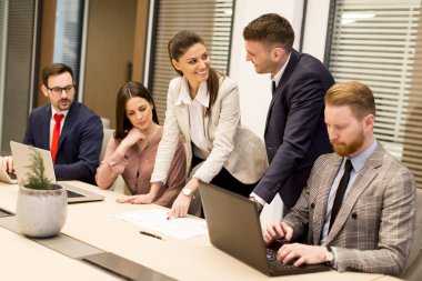 Ofiste çalışan iş adamları