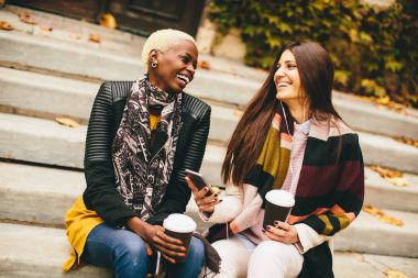 Çok ırklı genç kadınlar açık