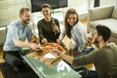 Modern iç pizza yemek arkadaşlar