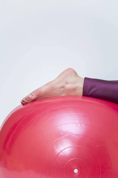 Donna esercizi con pallone da pilates rosso — Foto Stock
