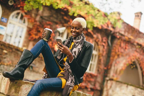 Moderne Afrikaanse Amerikaanse vrouw met telefoon — Stockfoto