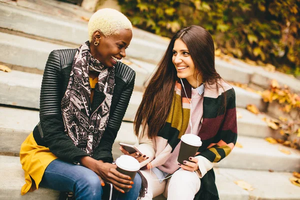 Multiracial mujeres jóvenes al aire libre — Foto de Stock