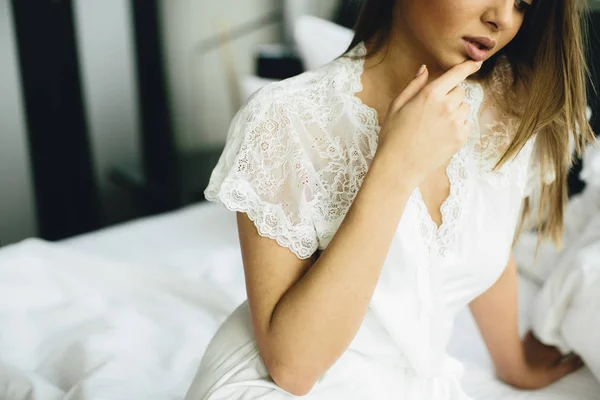 Mujer bonita en la cama — Foto de Stock