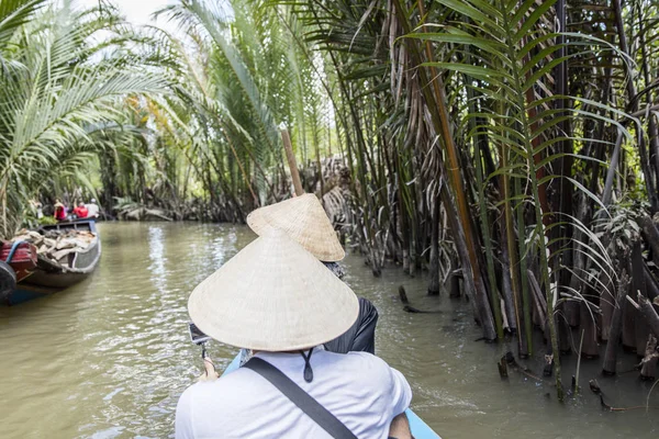 Gente en el barco en el Delta del Mekong —  Fotos de Stock