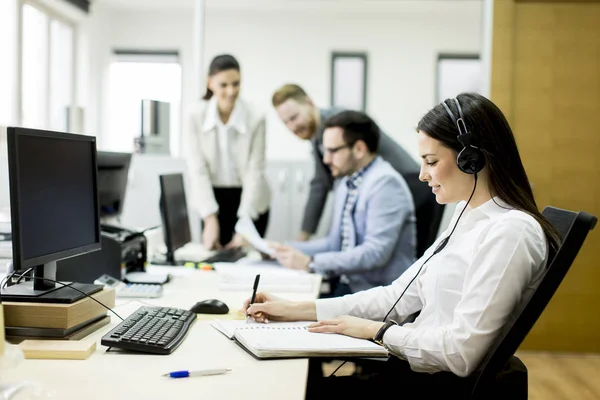 Gente de negocios trabajando en la oficina — Foto de Stock