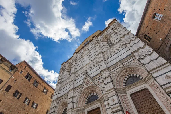 Na zewnątrz katedry w Sienie — Zdjęcie stockowe