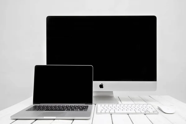 Computador portátil MacBook e iMac — Fotografia de Stock