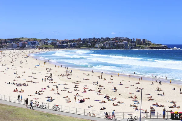 Människor på Bondi beach — Stockfoto