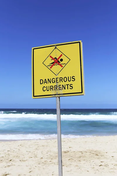 Dangerous currents sign — Stock Photo, Image