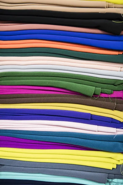 Kolorowe tkaniny na rynku — Zdjęcie stockowe