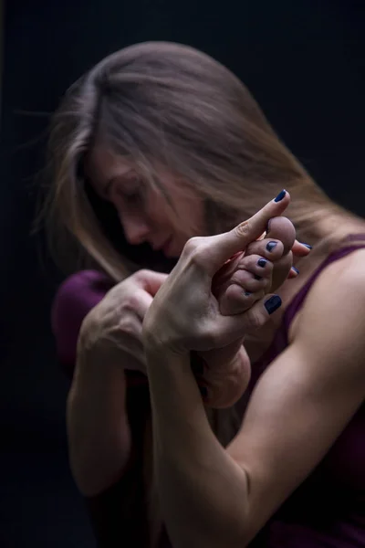 Young woman practicing yoga — Stock Photo, Image