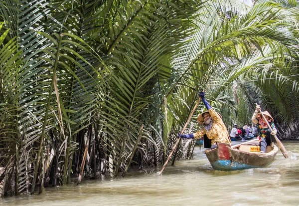 Az emberek a hajón, a Mekong-Delta — Stock Fotó