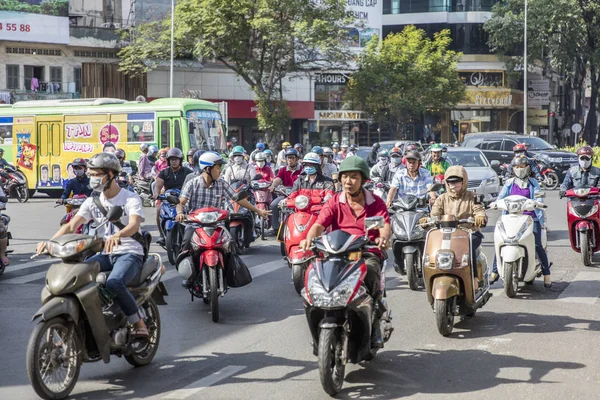 Människor på gatan av Ho Chi Minh — Stockfoto