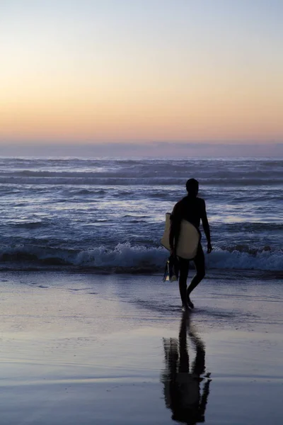 Серфер на пляже в Касабланке — стоковое фото