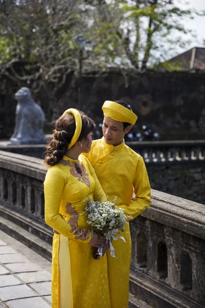 Wedding couple at Royal Palace in Hue — Stock Photo, Image