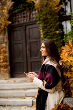 Telefon ve açık kahve kadın ile