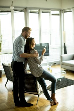 Cep telefonu kullaranarak oda içinde birleştirmek