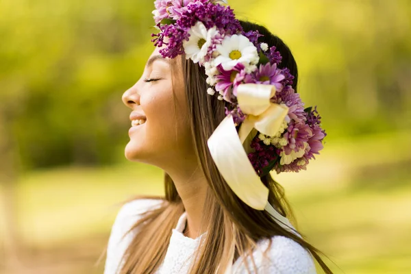 Молода жінка з квітковим вінком — стокове фото
