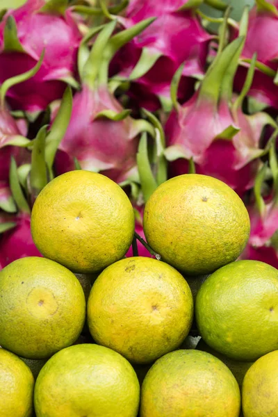 Kumquats ve dragon meyve piyasada — Stok fotoğraf