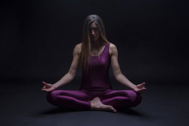 Yoga Çalışan Genç Kadın