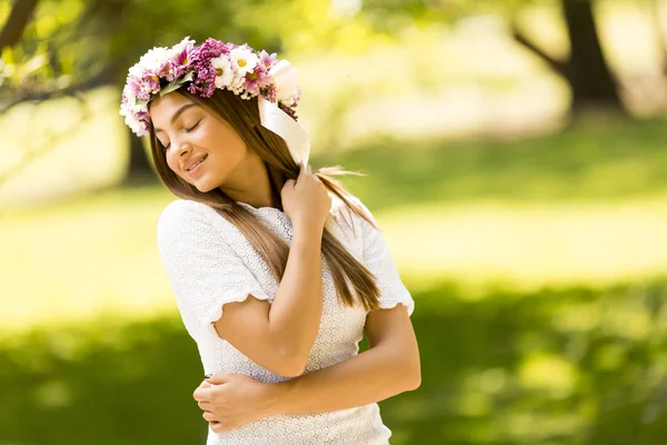 花の花輪を持つ若い女 — ストック写真
