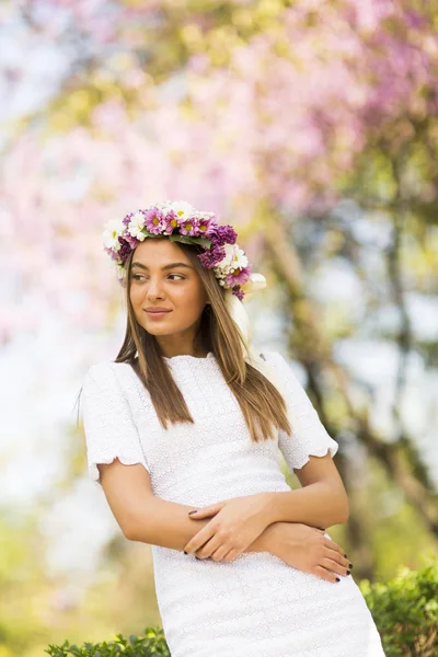 Giovane donna con corona di fiori — Foto Stock