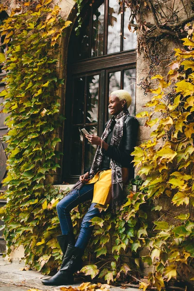 Moderne Afrikaanse Amerikaanse vrouw met telefoon — Stockfoto