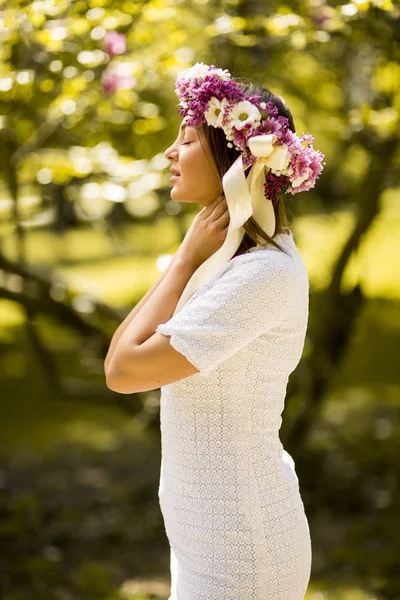 Mujer joven con corona de flores — Foto de Stock