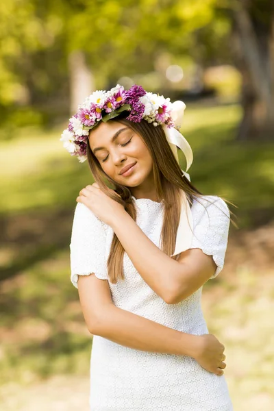 Mujer joven con corona de flores — Foto de Stock