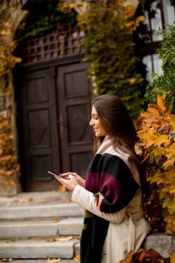 Telefon ve açık kahve kadın ile