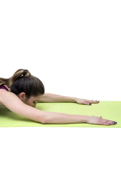 Mladá žena cvičí jógu — Stock fotografie