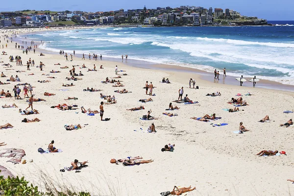 Människor på Bondi beach i Sydney — Stockfoto