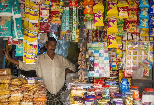 Hombre en la tienda en Kerala — Foto de Stock