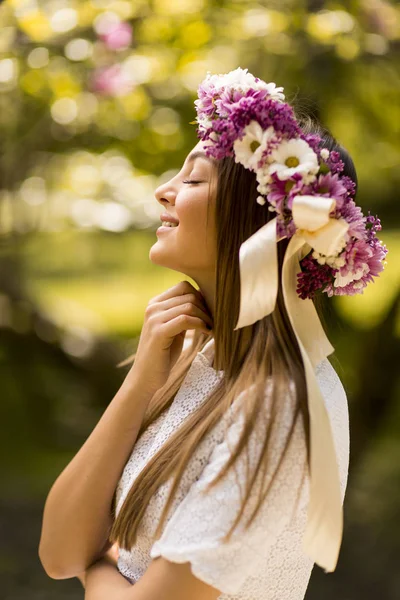 Young woman with flower wreath — Stock Photo, Image