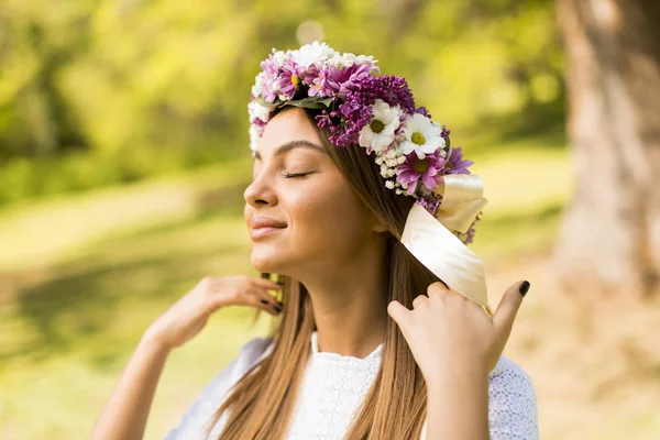 Giovane donna con corona di fiori — Foto Stock