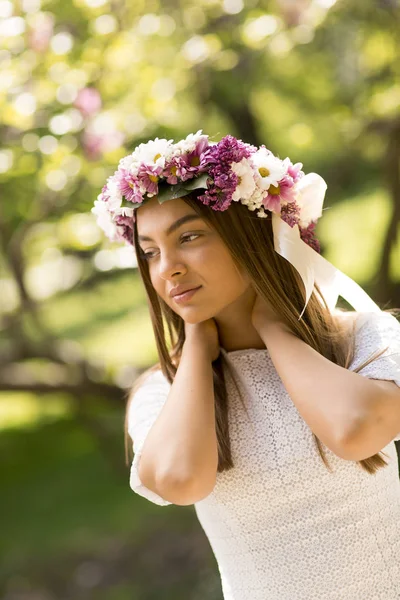 Young woman with flower wreath — Stock Photo, Image