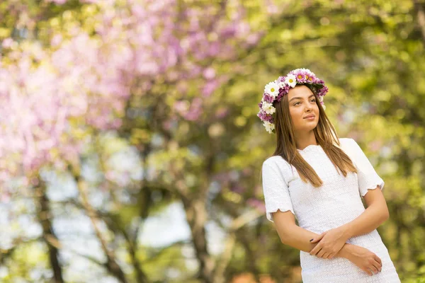 Çiçek çelenk olan kadın — Stok fotoğraf