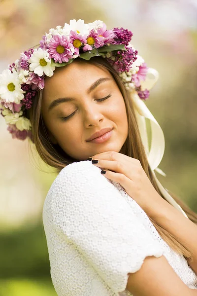 Junge Frau mit Blumenkranz — Stockfoto