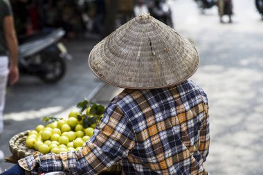 İnsanlar sokakta Hanoi