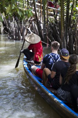 Mekong Delta teknede insanlarda