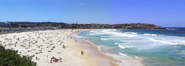 Människor på Bondi beach i Sydney — Stockfoto